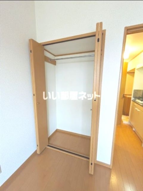 小田急小田原線 本厚木駅 バス乗車時間：20分 最寄りバス停で下車 徒歩2分 2階建 築24年の居間写真