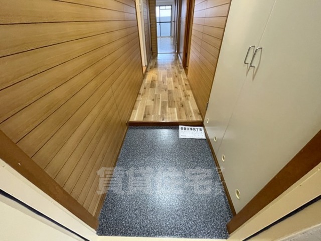 地下鉄御堂筋線 新大阪駅 徒歩5分 11階建 築44年の玄関写真