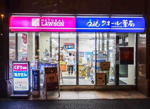 ドラックストア　ナチュラルローソンクオール薬局西新宿七丁目店（ドラッグストア）まで623m