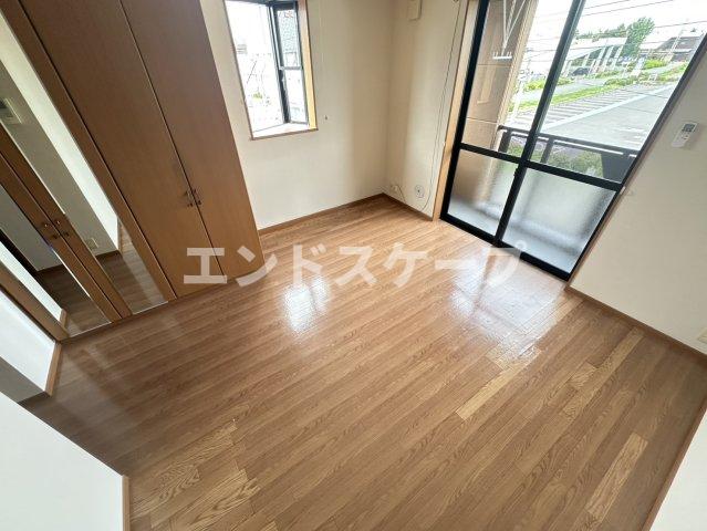 ＪＲ上越線 群馬総社駅 徒歩60分 2階建 築19年の居間写真