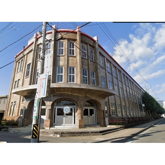 小学校　飯田市立追手町小学校（小学校）まで718m