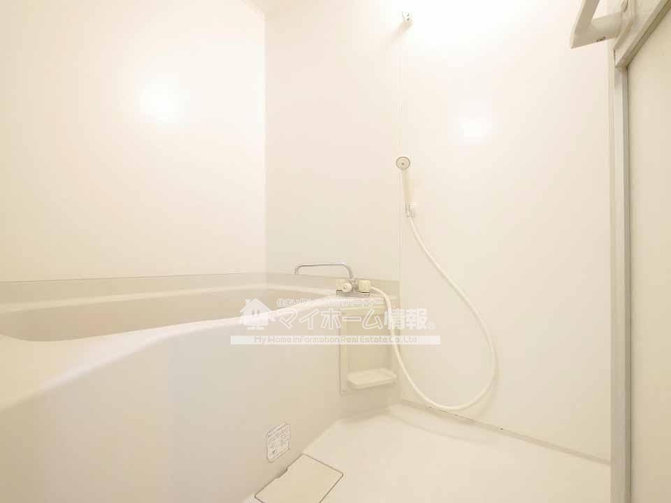 バス・シャワールーム　明るい色調のバスルームは、気分も明るくなりそう！