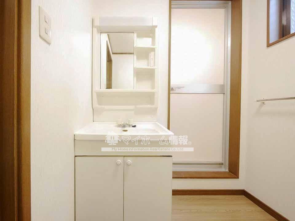 洗面設備　洗面所にも光が差し込む明るい空間です
