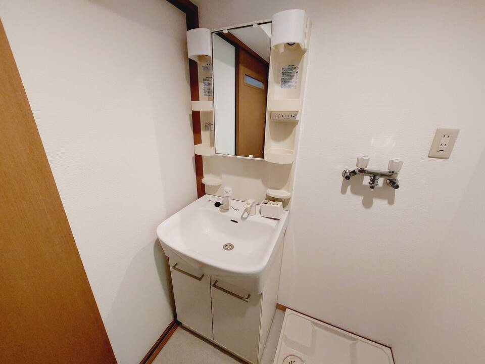 洗面設備　シャワー付洗面化粧台