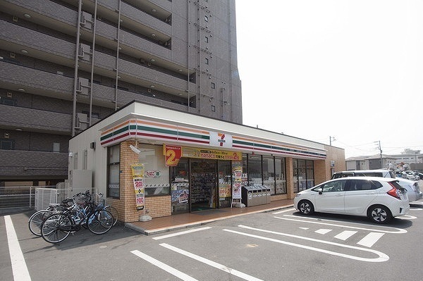 コンビニ　セブンイレブン（コンビニ）まで850m