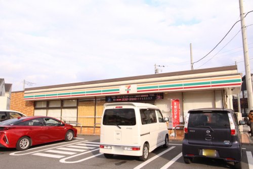 コンビニ　セブンイレブン八王子片倉南店（コンビニ）まで447m