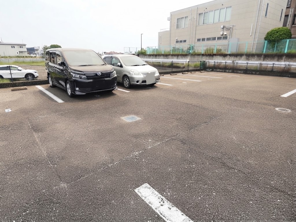 駐車場　敷地内駐車場１２台☆
