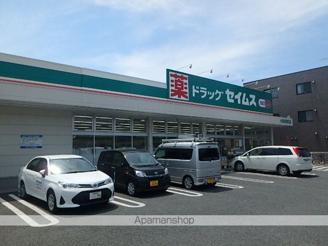 コンビニ　セブンイレブン（コンビニ）まで704m