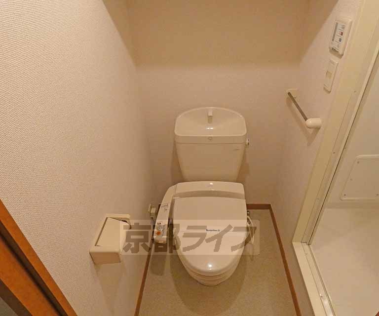 京阪宇治線 桃山南口駅 徒歩3分 2階建 築18年のトイレ写真