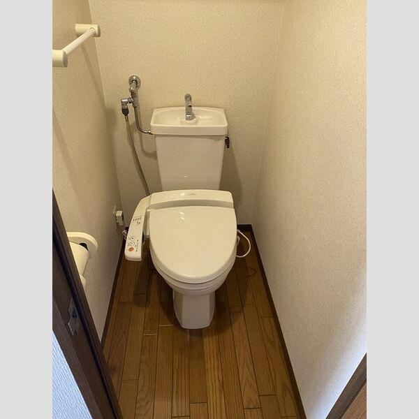 トイレ　落ち着いた色調のトイレです