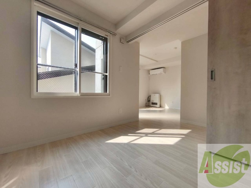 その他部屋・スペース　こちらのお部屋は光が差し込む、温かみのあるお部屋です。