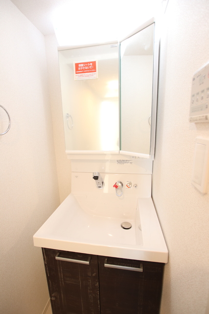 洗面設備　別室参考写真・鏡裏には収納がついています