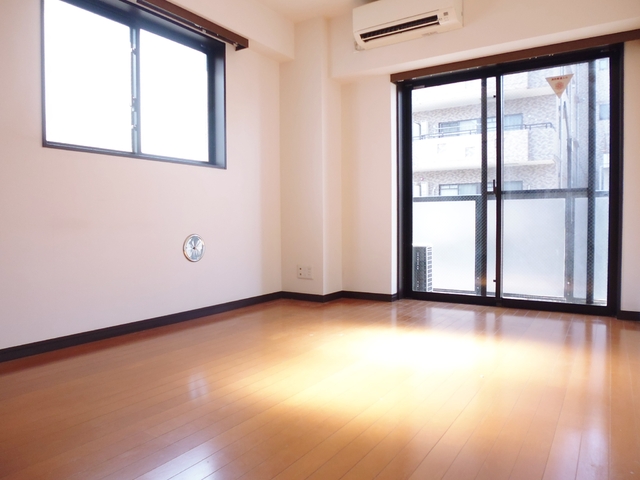 居室・リビング　2面採光の明るいお部屋です