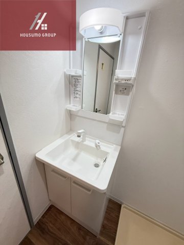 洗面設備　独立洗面台、小物を置くことができて便利です
