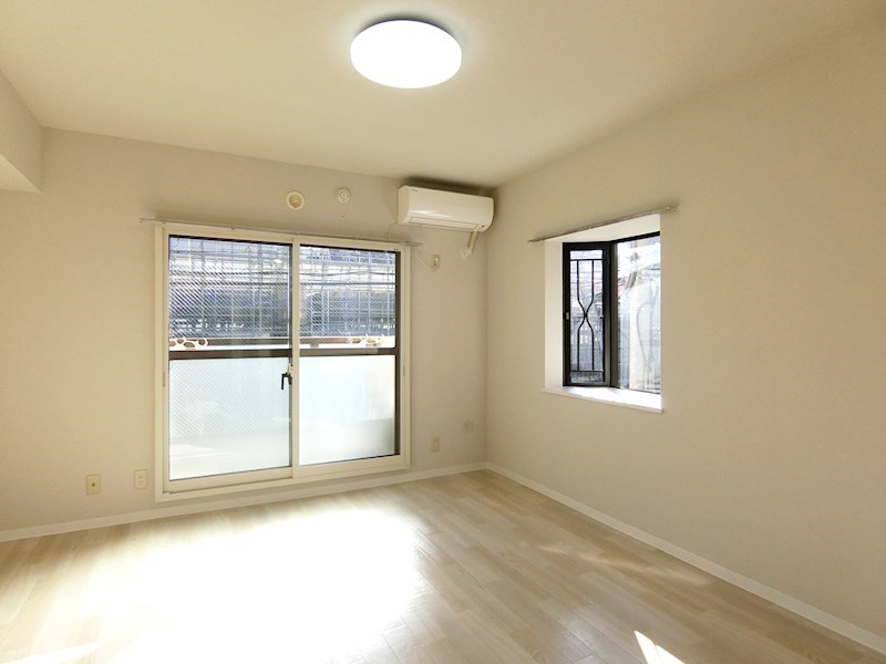 居室・リビング　2階建角部屋、出窓付のお部屋です。