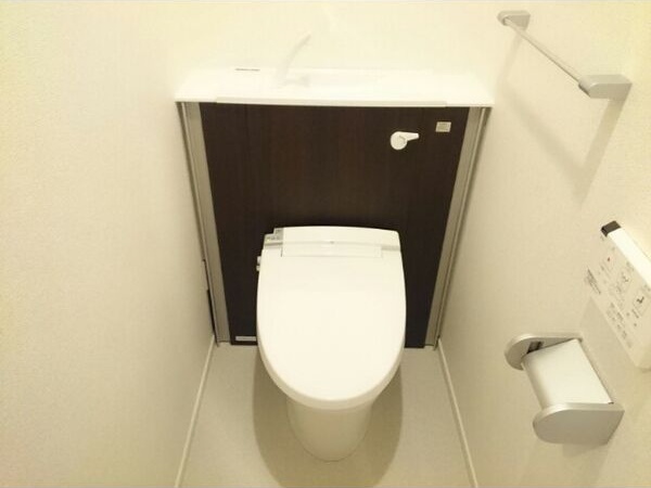 阪急今津線 門戸厄神駅 徒歩17分 3階建 築9年のトイレ写真