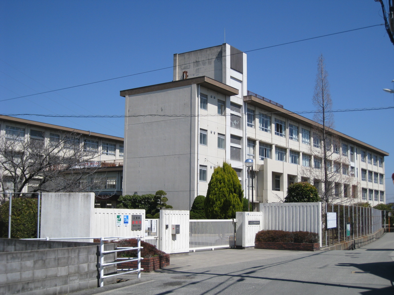 小学校　高砂市立伊保南小学校（小学校）まで565m