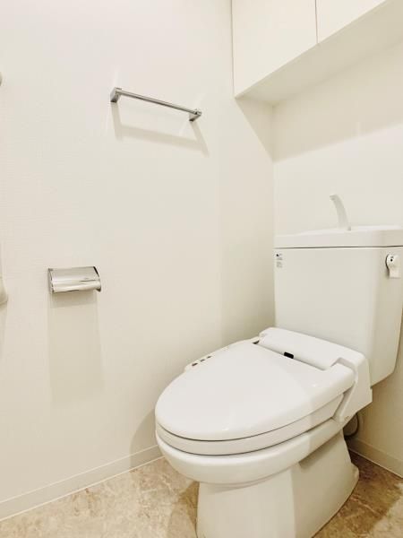 トイレ　落ち着いた色調のトイレです