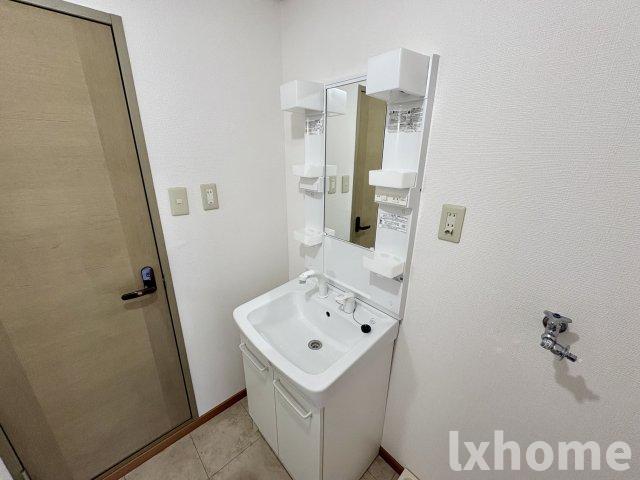 洗面設備　明るい洗面所です