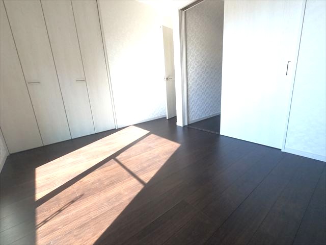 その他　ダークブラウン床の室内