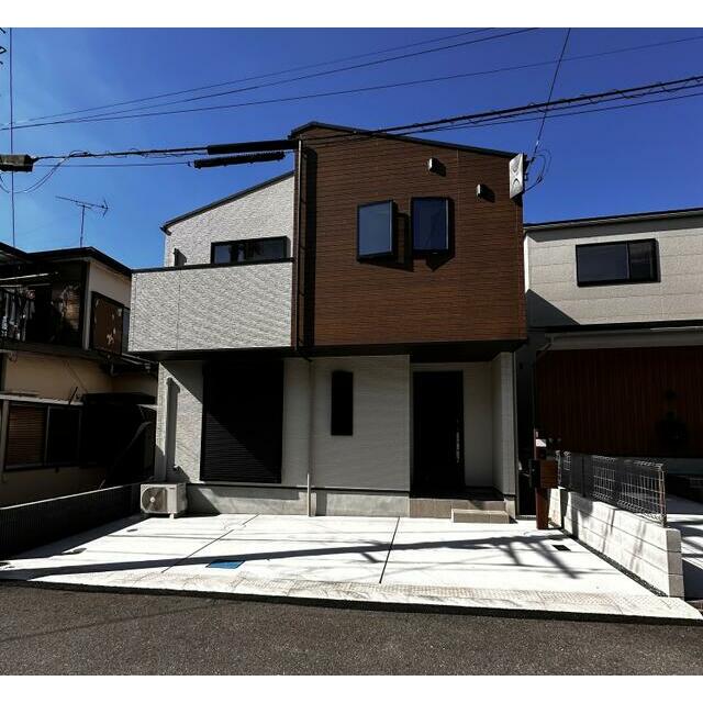 建物外観　清潔感のあるアイボリー×オークブラウンのウッド調外壁が目を引