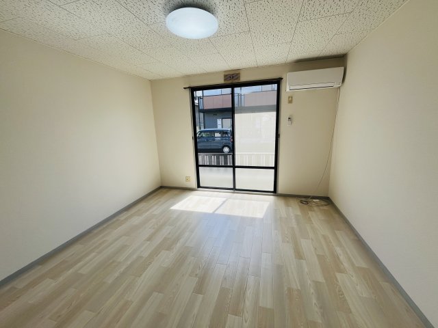 セントラル総社 A棟の居間写真
