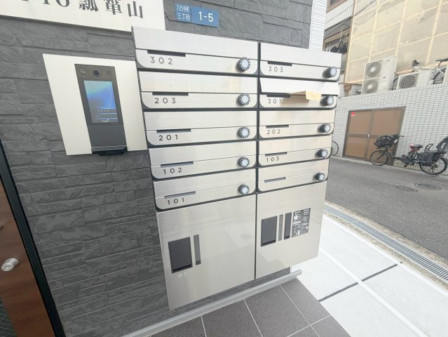 ロビー　ロビーにある各部屋毎のメールボックス。
