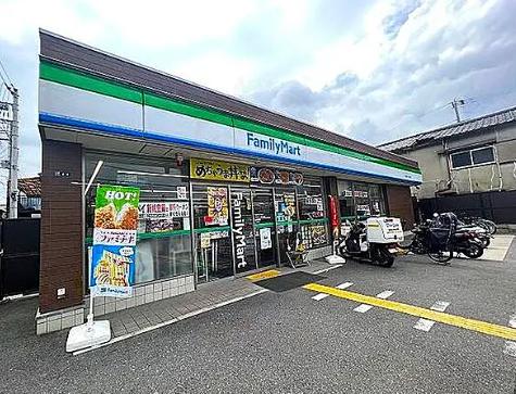 コンビニ　ファミリーマート 東大阪六万寺町店（コンビニ）まで460m