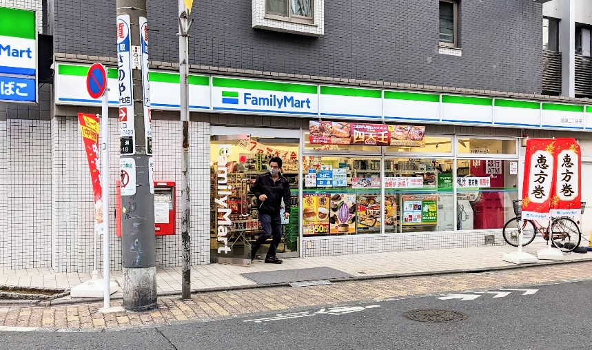 コンビニ　ファミリーマート綾瀬二丁目店（コンビニ）まで138m