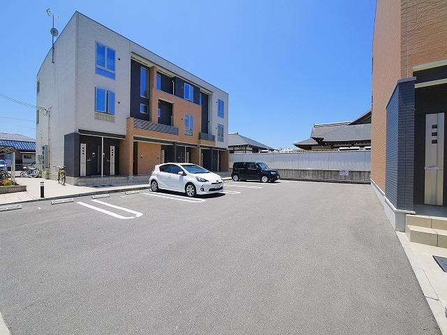 駐車場　駐車場があるので、車を買う予定の方も安心です