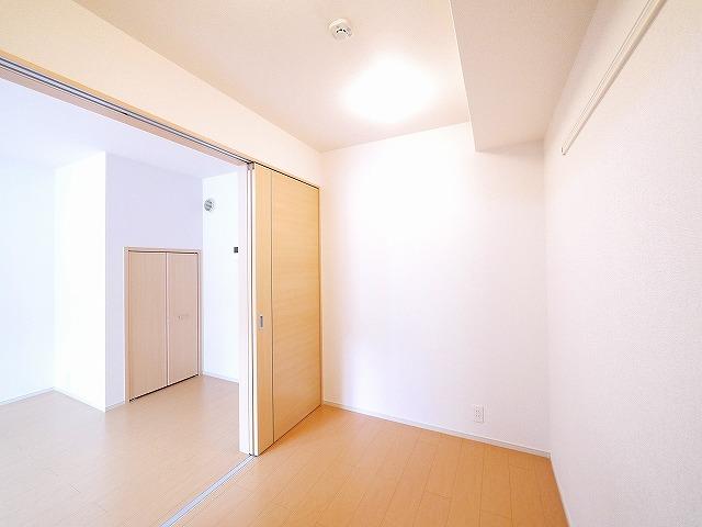 その他部屋・スペース　落ち着いた色調の寝室です