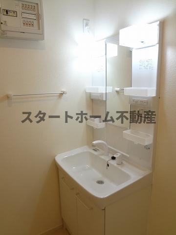 洗面設備　ゆったりとスペースのある洗面所