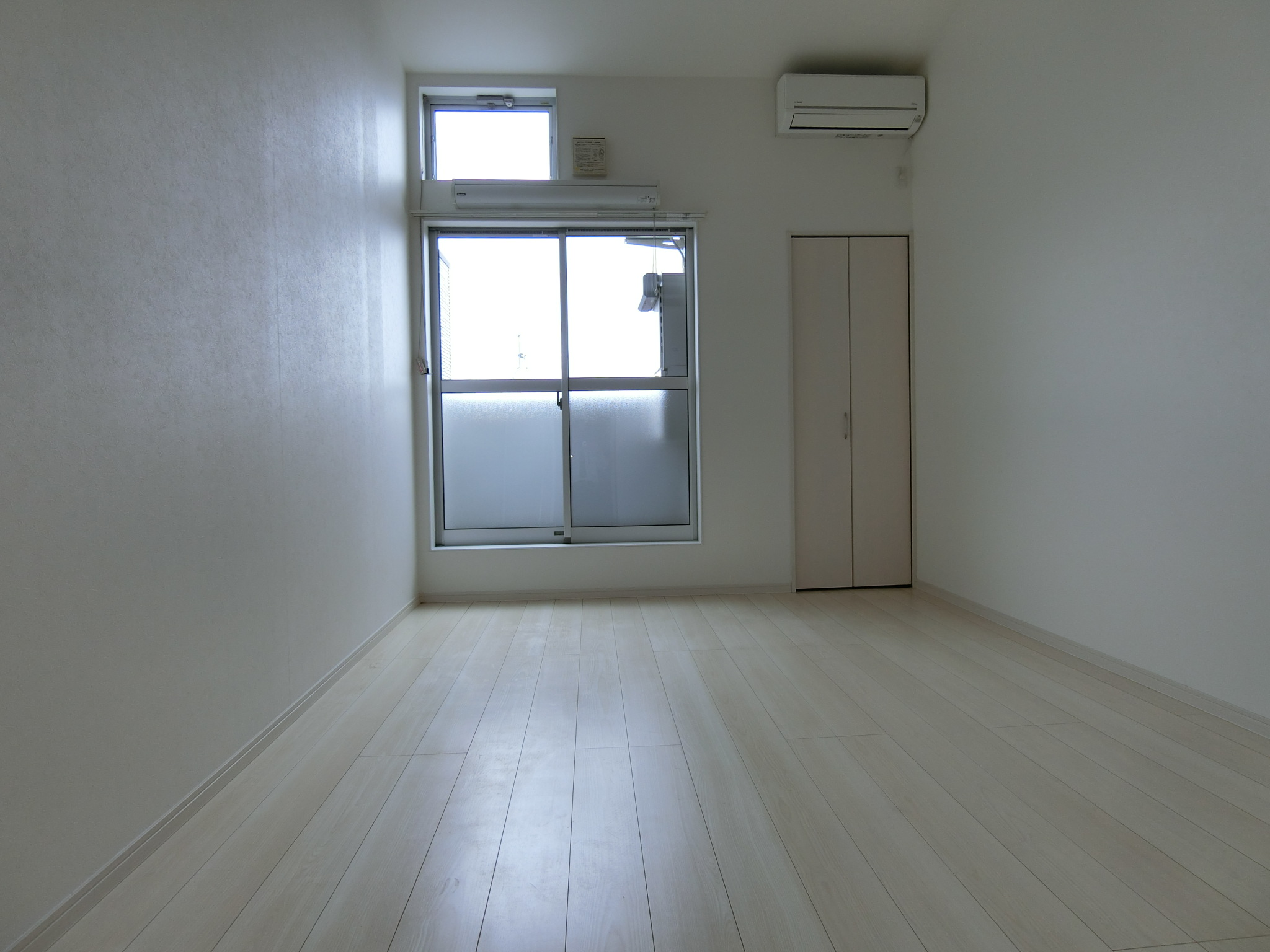 居室・リビング　以下別部屋反転写真になります
