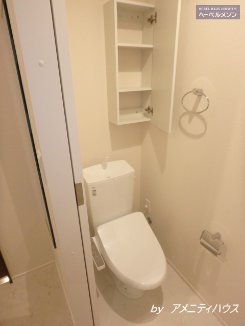 トイレ　●温水洗浄暖房便座付きの快適なトイレスペース。