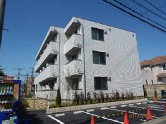 建物外観　３階建ての賃貸マンション