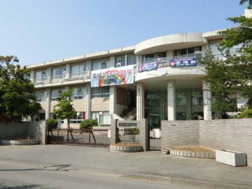 中学校　鴻巣市立赤見台中学校（中学校）まで989m