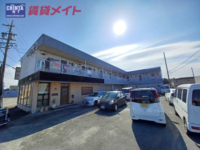 【伊勢市小俣町湯田のアパートの建物外観】