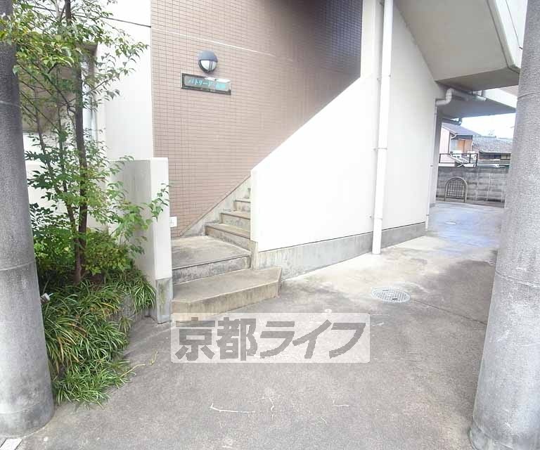 【京都市右京区梅津東構口町のマンションのエントランス】