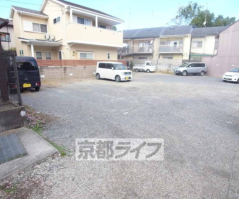 【京都市右京区梅津東構口町のマンションの駐車場】