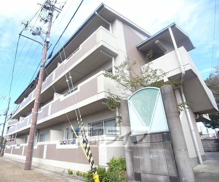 【京都市右京区梅津東構口町のマンションの建物外観】