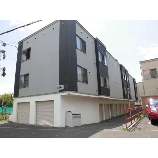 札幌市白石区菊水八条のアパートの建物外観