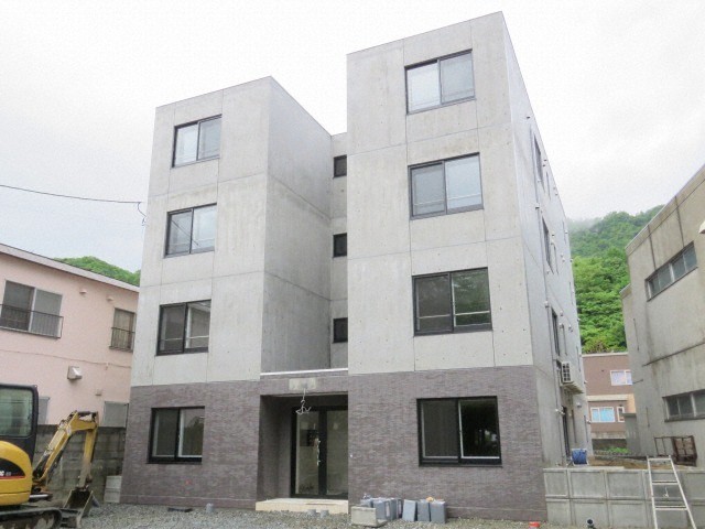 札幌市中央区南二十七条西のマンションの建物外観