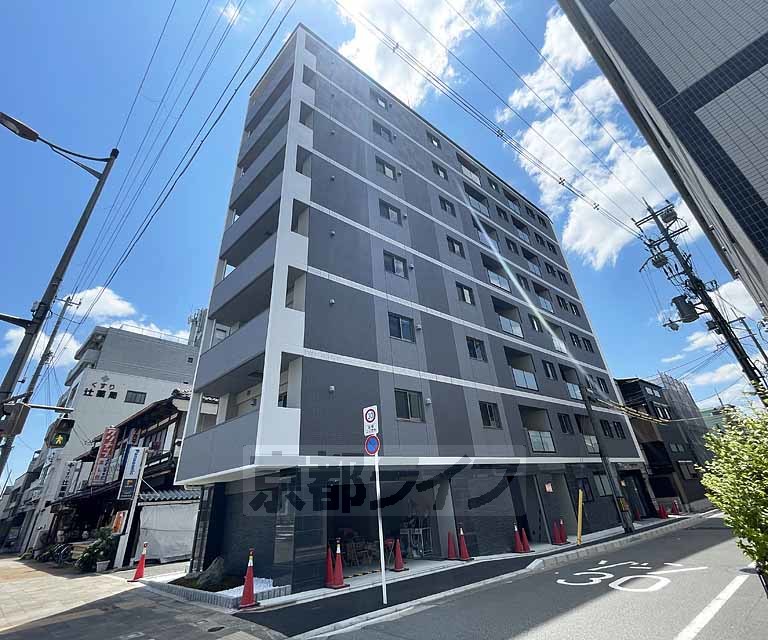 【京都市南区西九条唐戸町のマンションの建物外観】