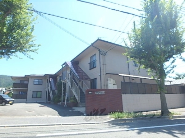 京都市伏見区醍醐西大路町のアパートの建物外観