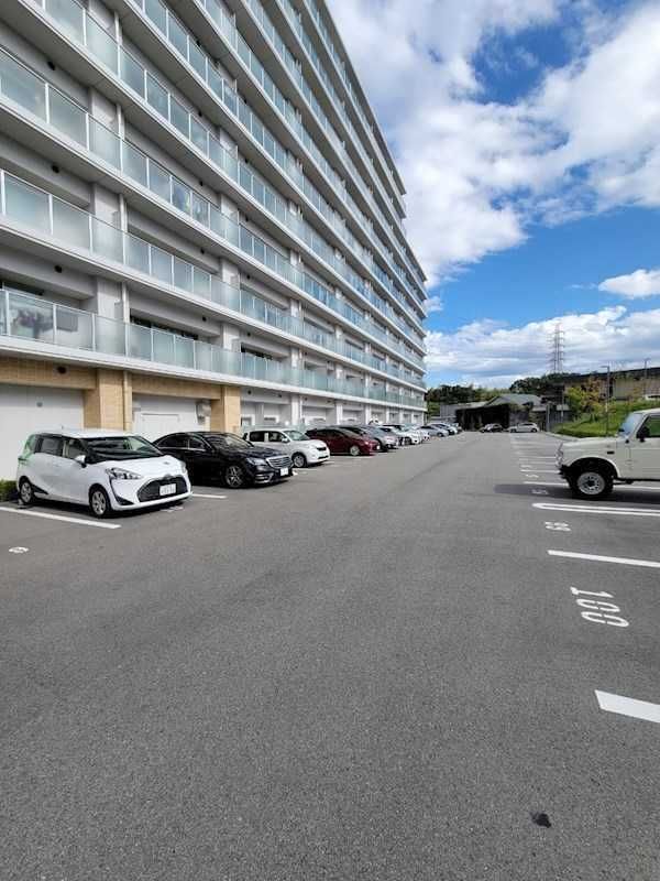 【吹田市津雲台のマンションの駐車場】