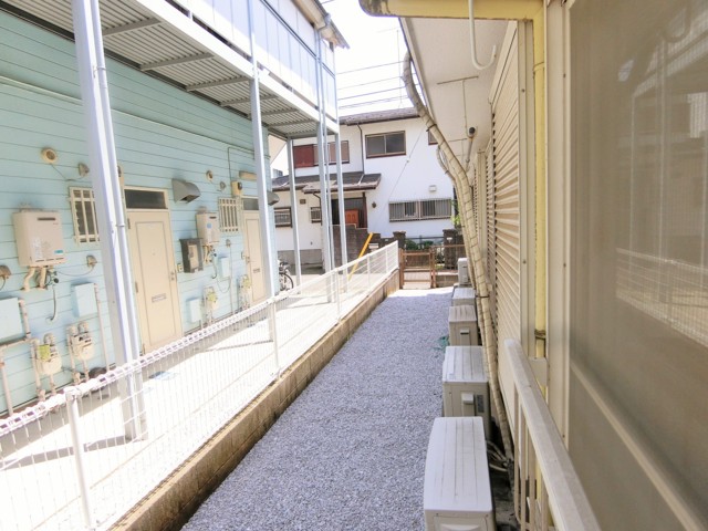 バルコニー　バルコニーはありませんが、お布団を干せる柵があります