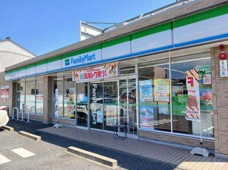 コンビニ　ファミリーマート（コンビニ）まで300m