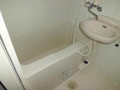 バス・シャワールーム　洗面ボウル付バスルーム。