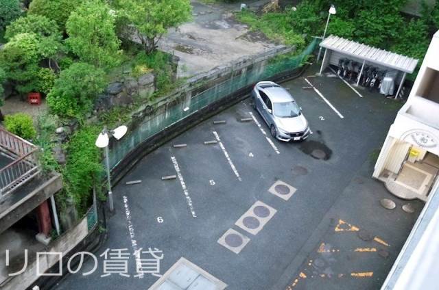 【飯塚市菰田東のマンションの駐車場】