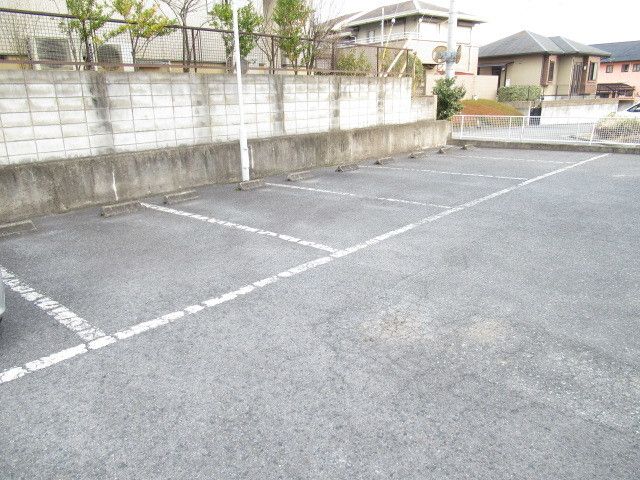 【北葛城郡広陵町馬見北のマンションの駐車場】